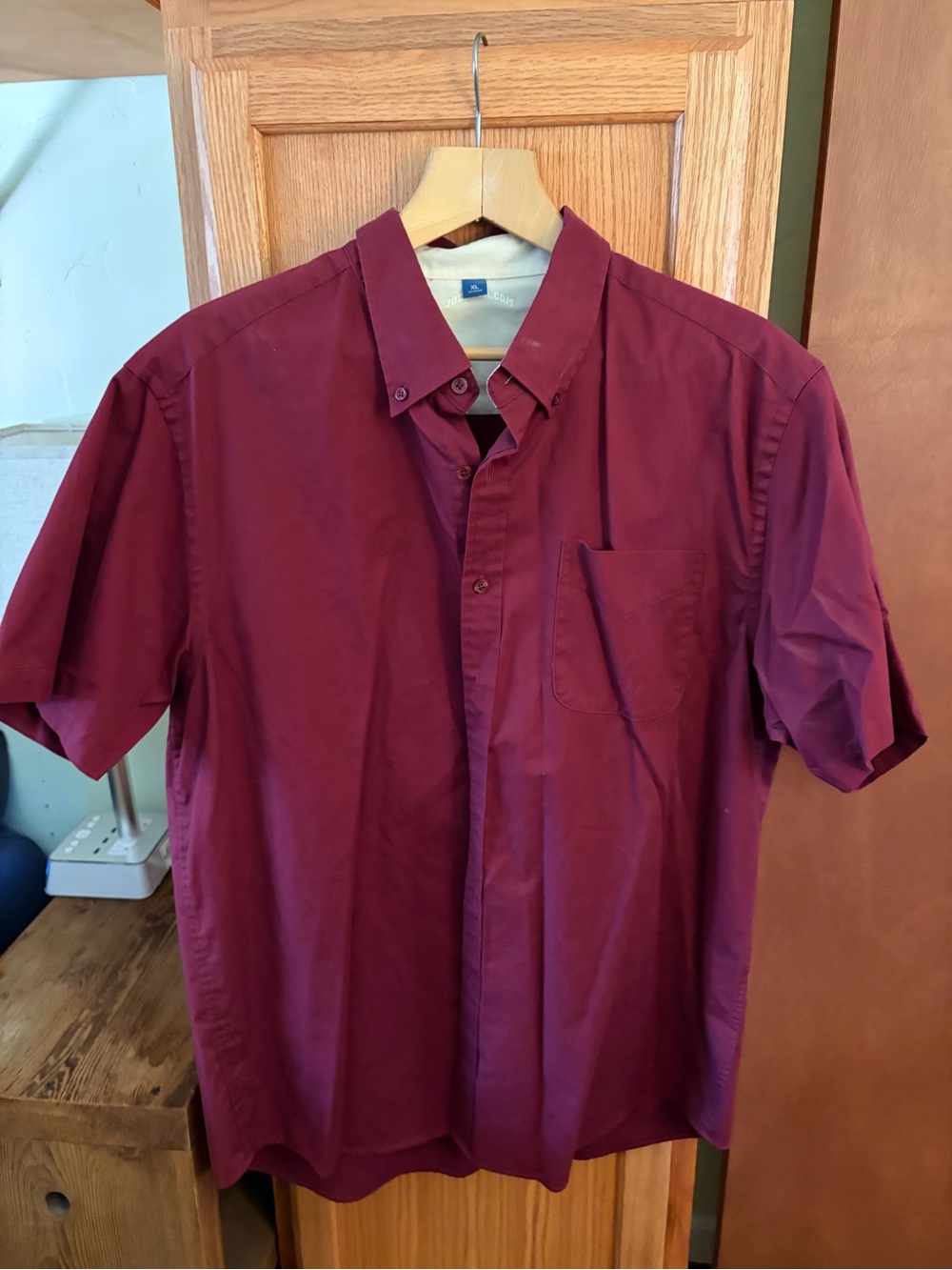 Men's Short-Sleeve Button-Down Shirt in Burgundy